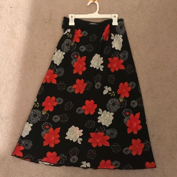 A midi skirt - Picture 2 of 2